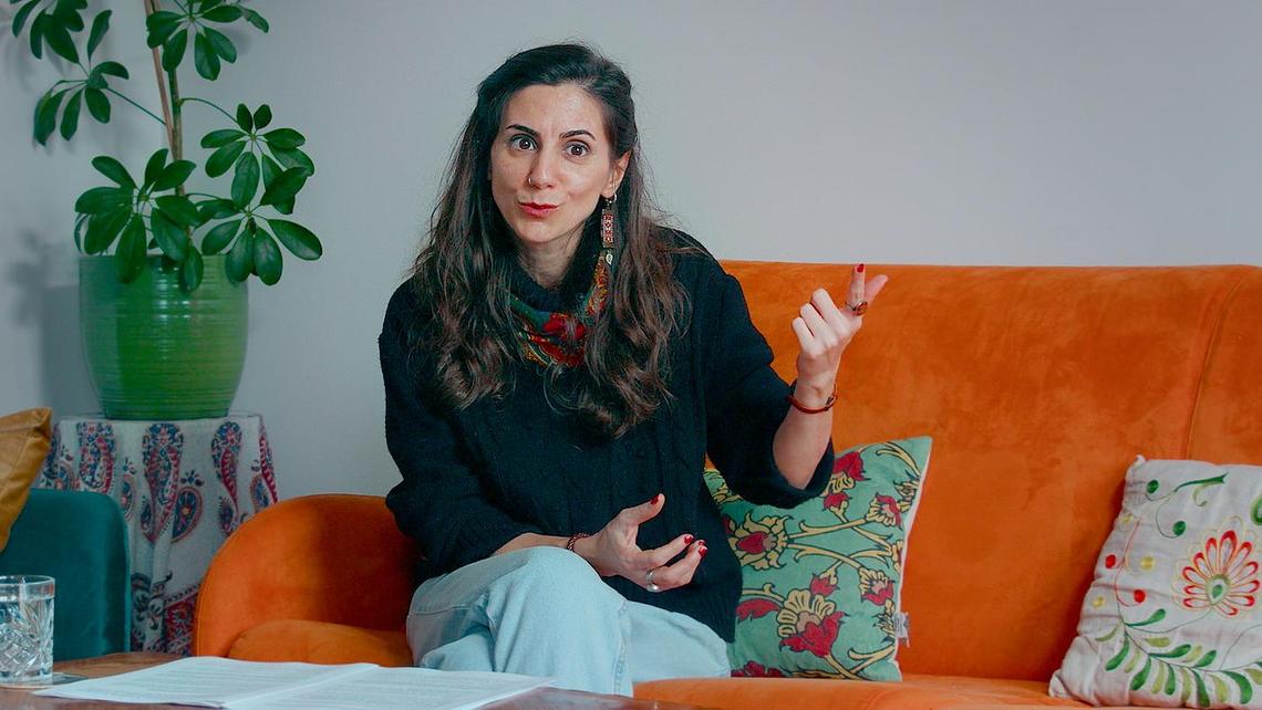 Siguiendo el rastro de las luchas de las mujeres kurdas entre fronteras, guerras y destierros, vamos al encuentro de Somayeh Rostampour, socióloga y activista kurdo-iraní. Exiliada en París desde 2016, sus investigaciones sobre la militancia kurda, los movimientos sociales y la Jineolojî dibujan una cartografía de huellas y rebeldías que recoge la fuerza subterránea de una revolución dentro de la revolución.  Somayeh escribe desde el terreno, una praxis insurgente que enlaza los feminismos internacionalistas con las mujeres kurdas en armas, pensando y escuchando los saberes, alianzas y formas de organización que nacen cuando las mujeres se niegan a ocupar el lugar que les ha sido asignado.  Es autora de 